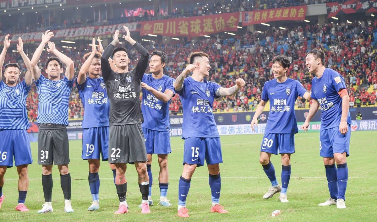 导演郭子健、原著及文学顾问马伯庸、监制韩三平、编剧朱炫、范文文、黄海，制片人梁琳及领衔主演雷佳音、辛芷蕾，特别主演葛优，主演阿如那等主创悉数到场，与观众面对面交流，分享影片拍摄的幕后趣事